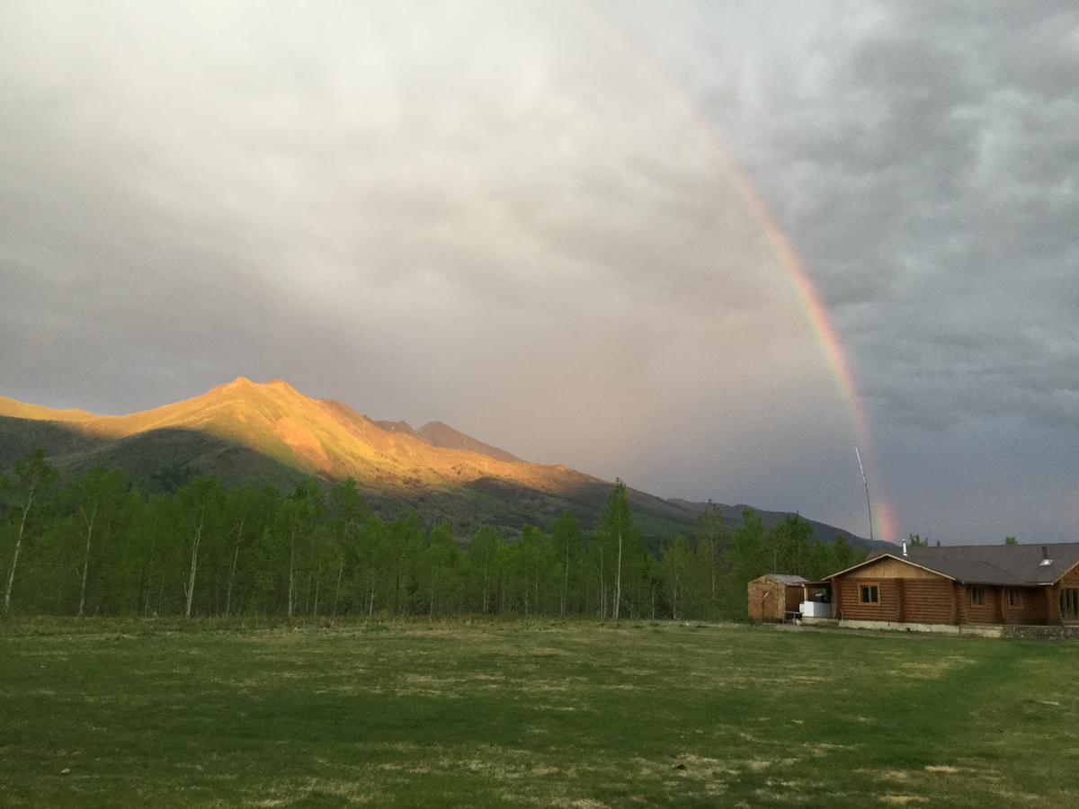 Folding Mountain B & B Fort Nelson Exterior photo